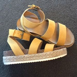 Universal Thread platform espadrilles